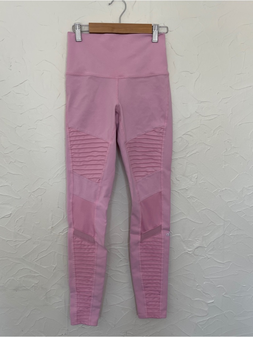Alo Yoga High-Waist Moto Leggings in pink. Size XS